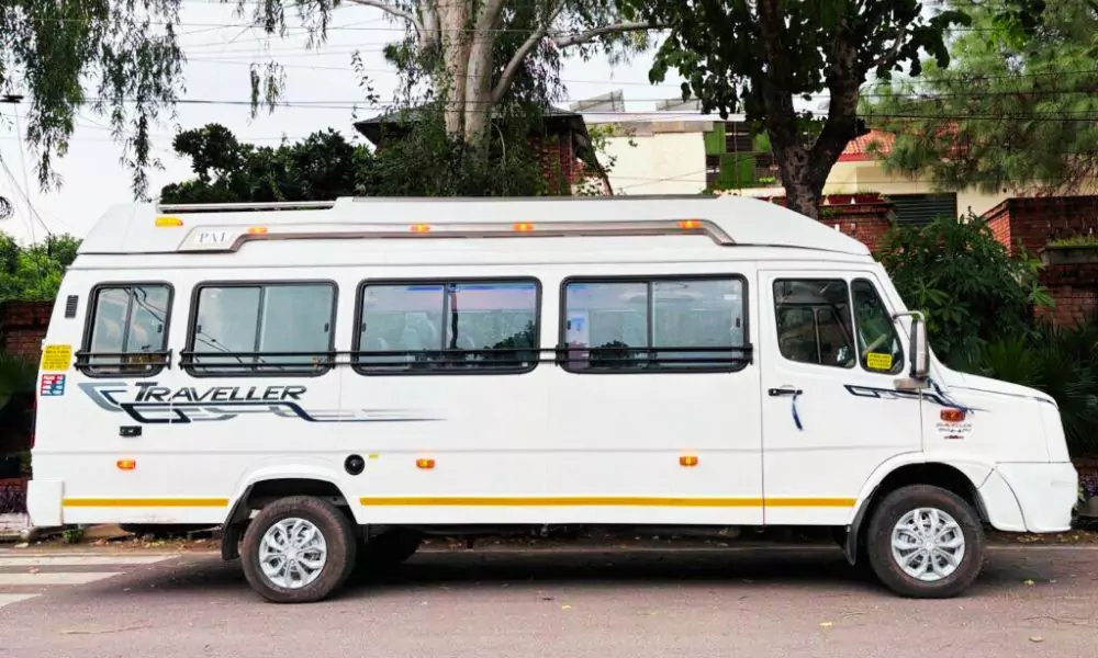 17 Seater Tempo Traveller